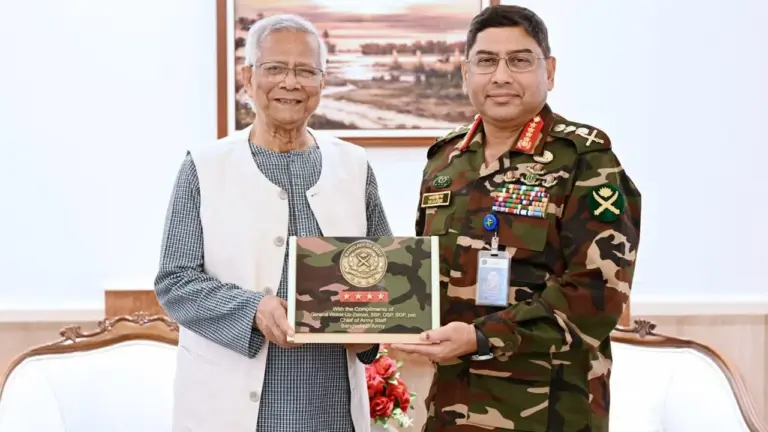 মুহাম্মদ ইউনূস ও ওয়াকার-উজ-জামান।