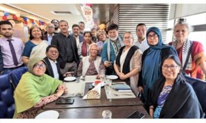 ২০২৪ সালের জানুয়ারি মাসে তোলা একটি ছবিতে ড. ইউনূসের সাথে তাঁর ঘনিষ্ঠ সহযোগীদের দেখা যাচ্ছে, যাঁদের মধ্যে অনেকে বর্তমানে উপদেষ্টা পদে দায়িত্বরত আছেন।