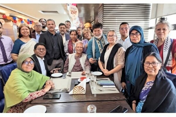 ২০২৪ সালের জানুয়ারি মাসে তোলা একটি ছবিতে ড. ইউনূসের সাথে তাঁর ঘনিষ্ঠ সহযোগীদের দেখা যাচ্ছে, যাঁদের মধ্যে অনেকে বর্তমানে উপদেষ্টা পদে দায়িত্বরত আছেন।