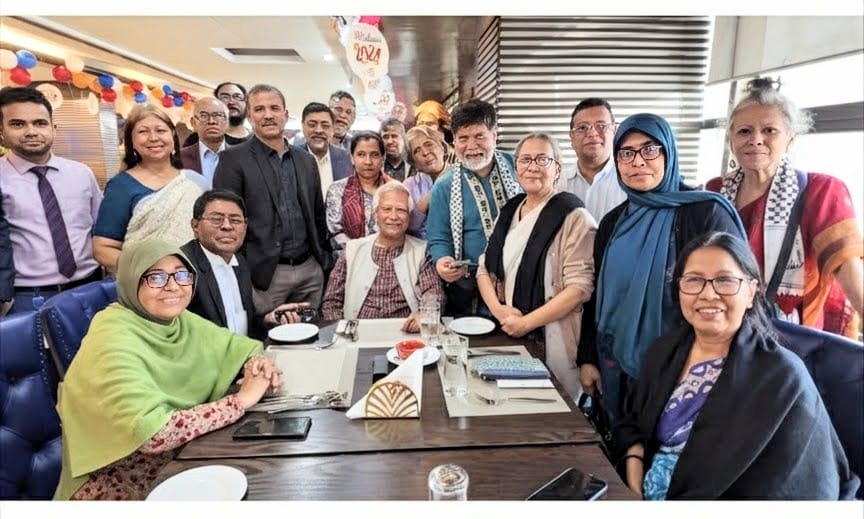 ২০২৪ সালের জানুয়ারি মাসে তোলা একটি ছবিতে ড. ইউনূসের সাথে তাঁর ঘনিষ্ঠ সহযোগীদের দেখা যাচ্ছে, যাঁদের মধ্যে অনেকে বর্তমানে উপদেষ্টা পদে দায়িত্বরত আছেন।