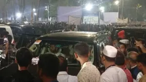 জামায়াত আমিরের গাড়ির চারপাশে জনতার ভিড়।