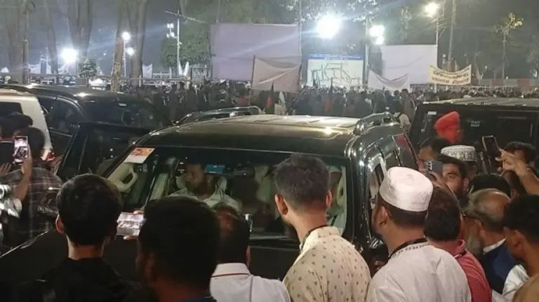 জামায়াত আমিরের গাড়ির চারপাশে জনতার ভিড়।