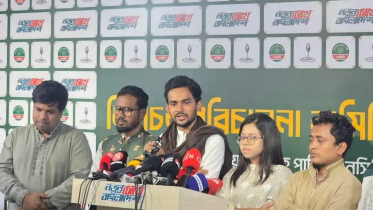 সংবাদ সম্মেলনে কথা বলছেন আসিফ মাহমুদ সজীব ভূঁইয়া।