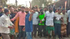 ঘটনাস্থলে উত্তেজিত লোকজন।