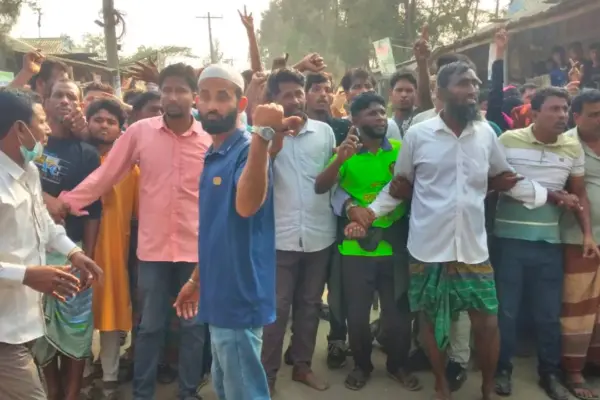 ঘটনাস্থলে উত্তেজিত লোকজন।