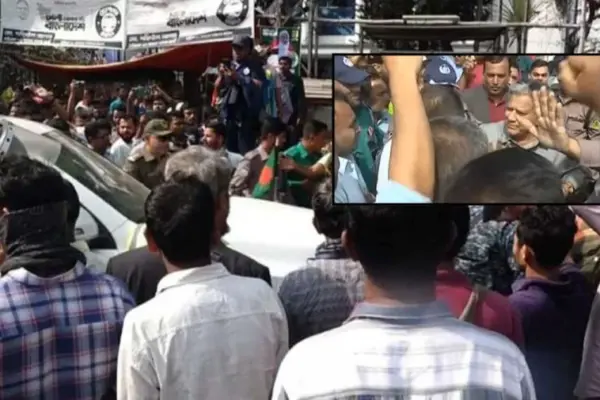 আন্দোলনকারীদের সঙ্গে কথা বলছেন নৌপরিবহন উপদেষ্টা সাখাওয়াত হোসেন।