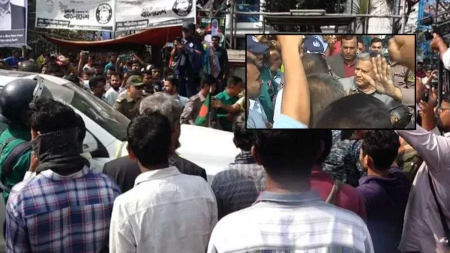 আন্দোলনকারীদের সঙ্গে কথা বলছেন নৌপরিবহন উপদেষ্টা সাখাওয়াত হোসেন।