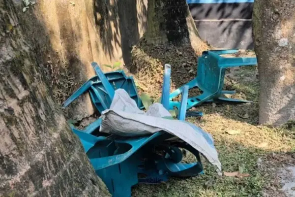 ভাঙচুর করা বুথে পড়ে আছে চেয়ার।