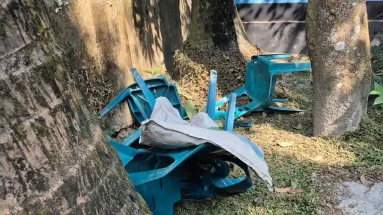 ভাঙচুর করা বুথে পড়ে আছে চেয়ার।