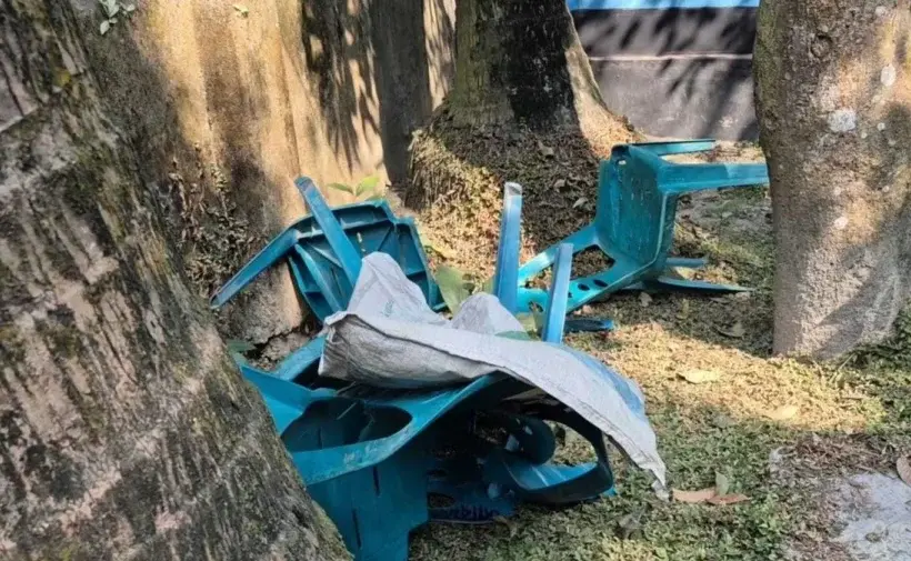 ভাঙচুর করা বুথে পড়ে আছে চেয়ার।