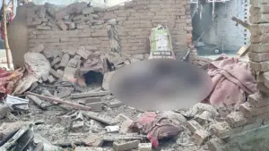 ককটেল বিস্ফোরণে বিধ্বস্ত বাড়ি।