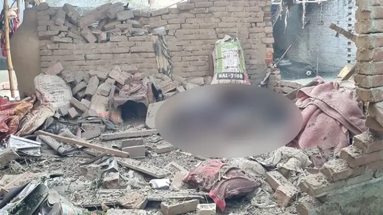 ককটেল বিস্ফোরণে বিধ্বস্ত বাড়ি।