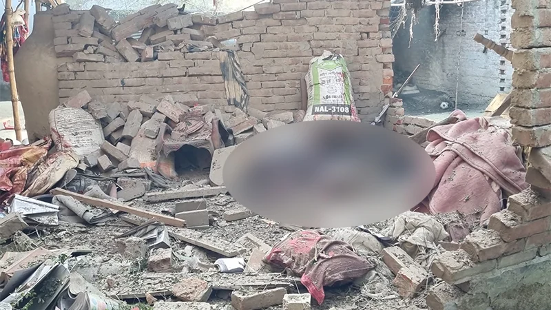 ককটেল বিস্ফোরণে বিধ্বস্ত বাড়ি।