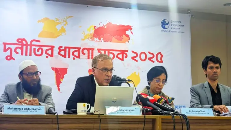 কথা বলছেন ড. ইফতেখারুজ্জামান।