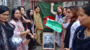 স্লোগান দিচ্ছেন যুব মহিলা লীগের নেত্রীরা।