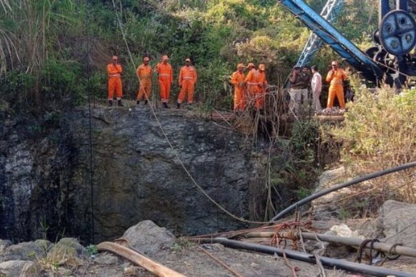 কয়লাখনিতে উদ্ধারকারী দলের সদস্যরা।