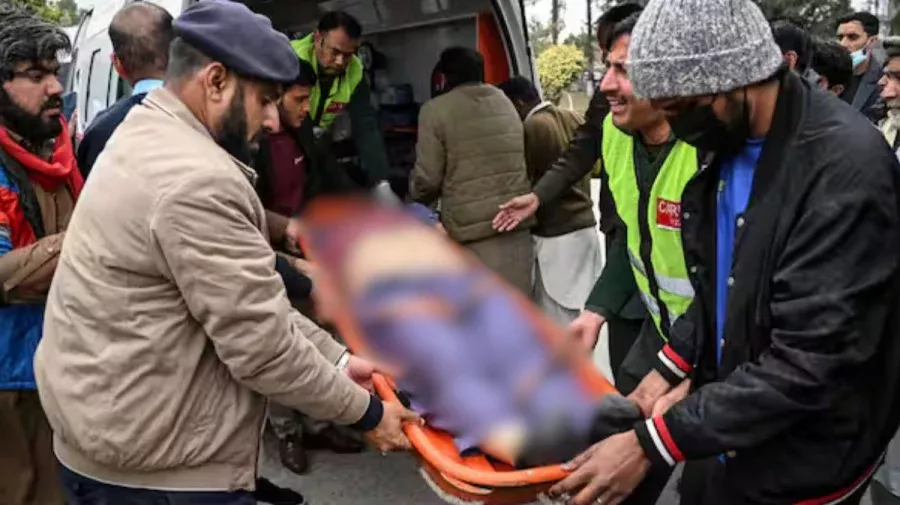 আহতদের হাসপাতালে নেওয়া হচ্ছে।