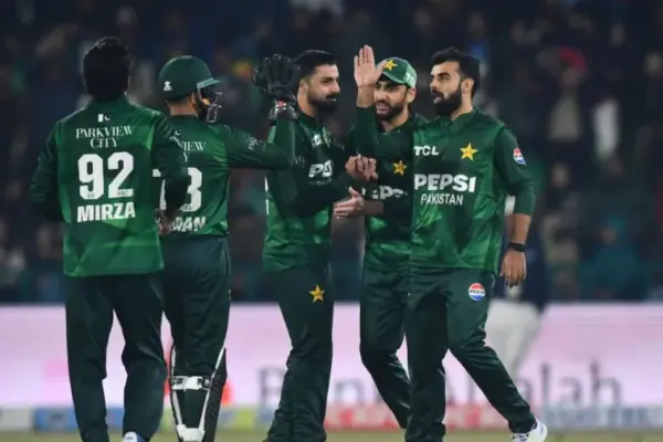 পাকিস্তান ক্রিকেট দলের কয়েকজন খেলোয়াড়।