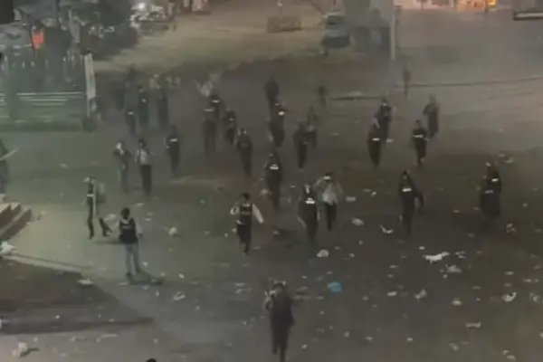 সন্ধ্যায় সংঘর্ষ চলাকালে ঘটনাস্থলের দৃশ্য।