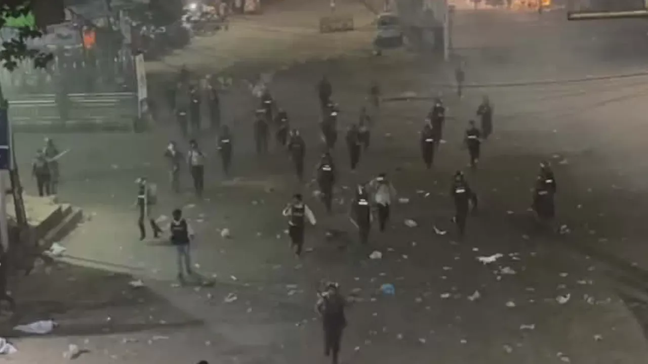 সন্ধ্যায় সংঘর্ষ চলাকালে ঘটনাস্থলের দৃশ্য।