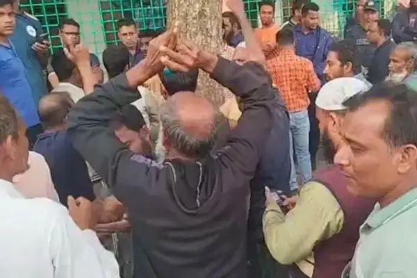 ঘটনাস্থলে জনতা।