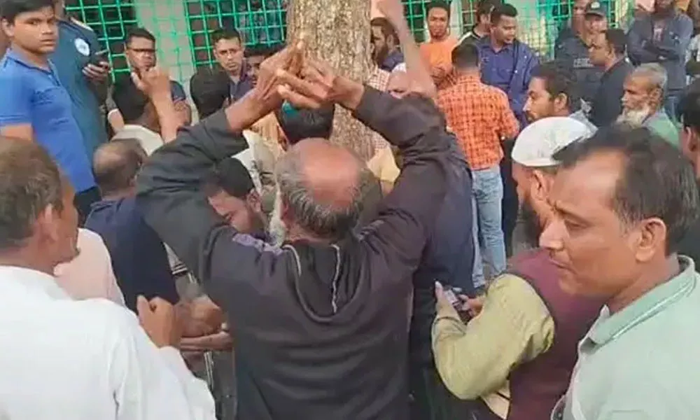 ঘটনাস্থলে জনতা।