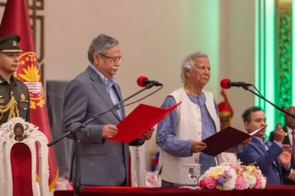 অন্তর্বর্তী সরকারের প্রধান উপদেষ্টাকে শপথ পড়ান রাষ্ট্রপতি মো. সাহাবুদ্দিন।