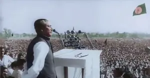 রমনার রেসকোর্স ময়দানে ভাষণ দেন শেখ মুজিবুর রহমান।