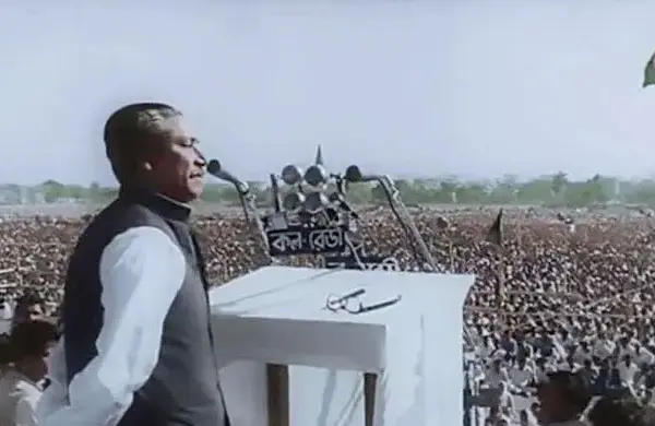 রমনার রেসকোর্স ময়দানে ভাষণ দেন শেখ মুজিবুর রহমান।