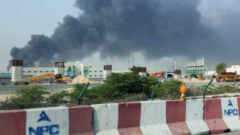 সংযুক্ত আরব আমিরাতে হামলার পর উড়ছে ধোঁয়া।