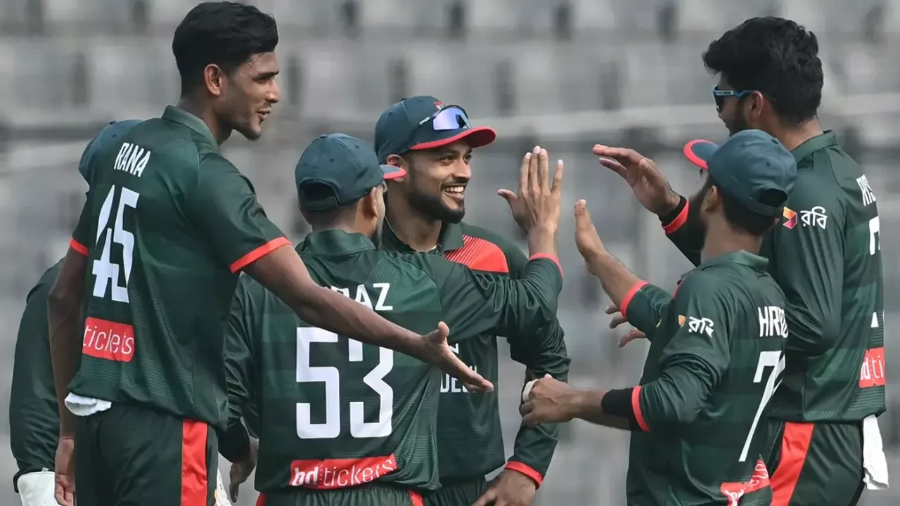 পাকিস্তানের উইকেট পতনে বাংলাদেশের ক্রিকেটারদের উচ্ছ্বাস।