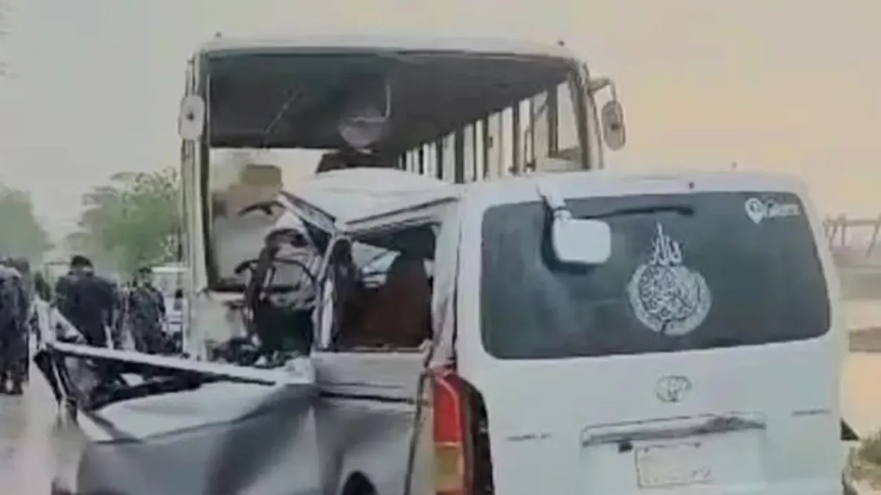 দুর্ঘটনাকবলিত দুই যানবাহন।