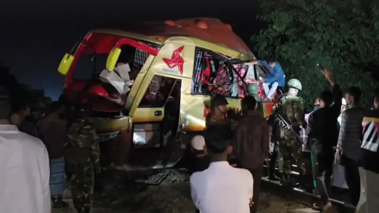 দুর্ঘটনায় দুমড়ে-মুচড়ে যাওয়া বাস।