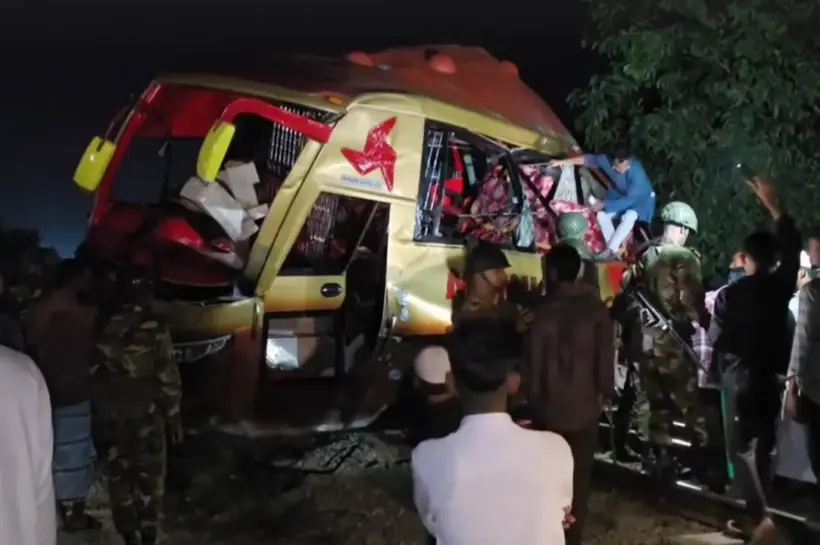 দুর্ঘটনায় দুমড়ে-মুচড়ে যাওয়া বাস।