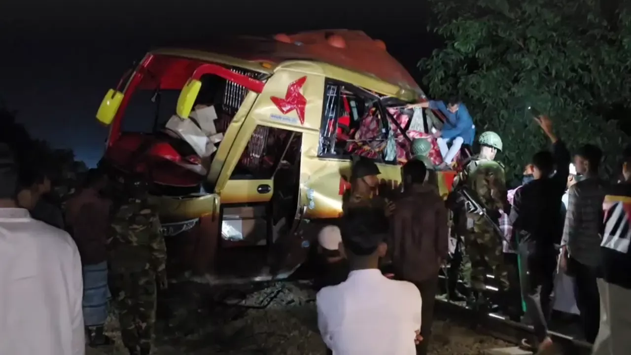 দুর্ঘটনায় দুমড়ে-মুচড়ে যাওয়া বাস।