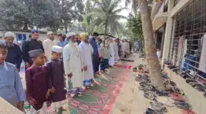 ঈদের নামাজ আদায় করছেন মুসল্লিরা।