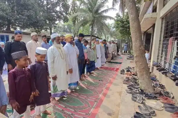 ঈদের নামাজ আদায় করছেন মুসল্লিরা।