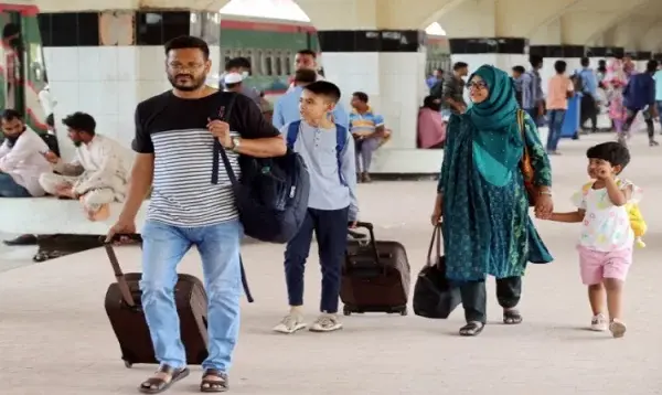 ঈদের ছুটিতে ঘরমুখো মানুষ।