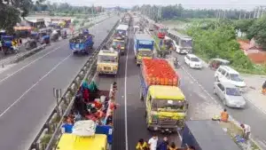 ঢাকার একটি সড়ক ও কিছু গাড়ি।