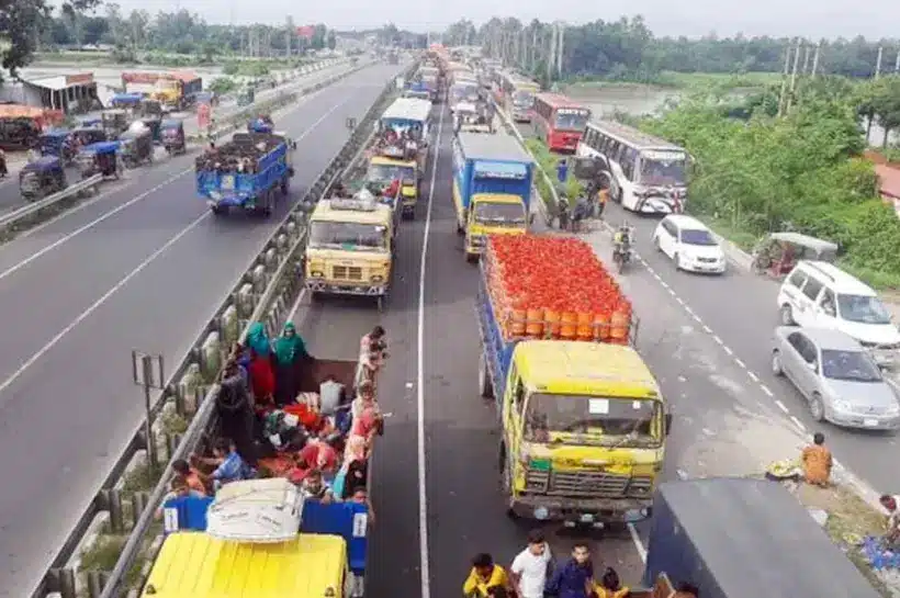 ঢাকার একটি সড়ক ও কিছু গাড়ি।