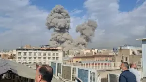 ইরানে হামলার পর ধোঁয়ার কুণ্ডলী।