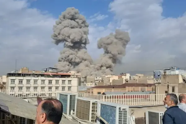 ইরানে হামলার পর ধোঁয়ার কুণ্ডলী।