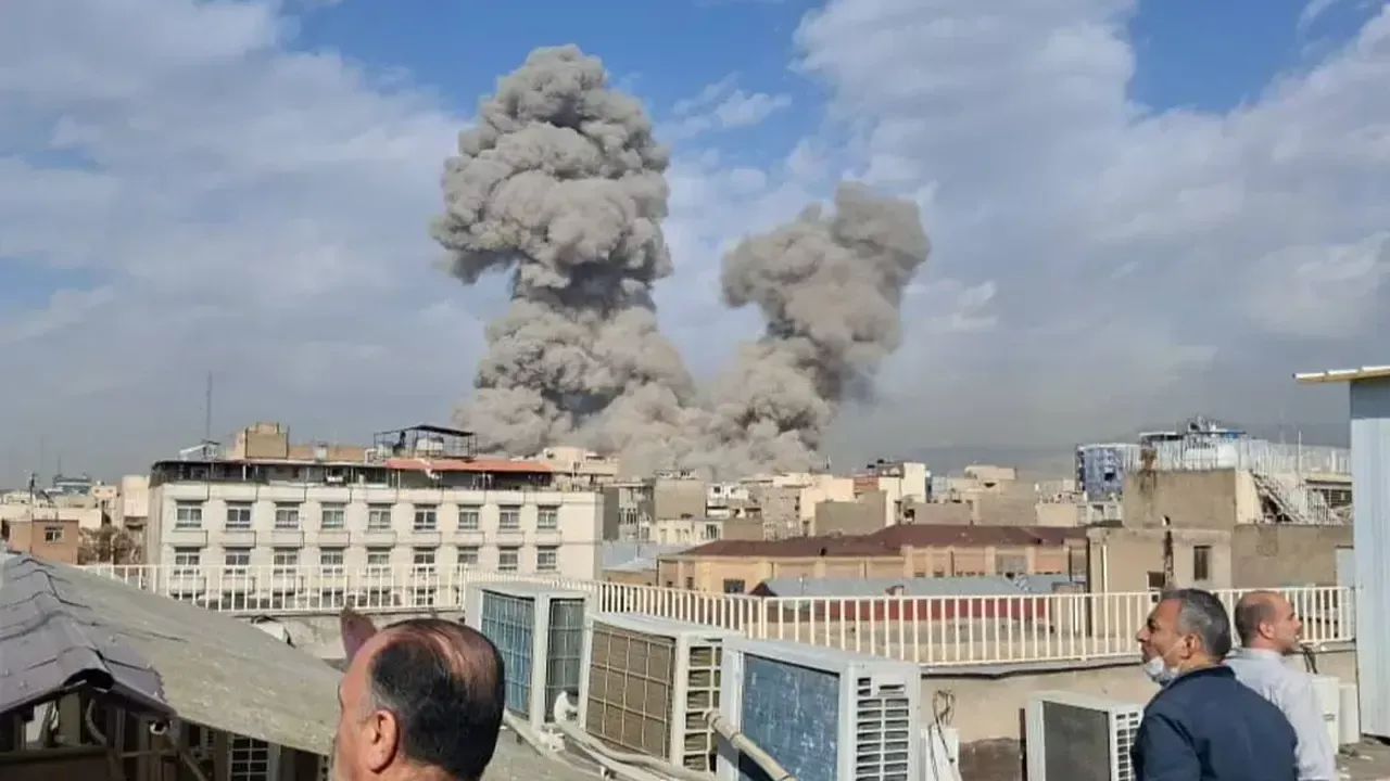 ইরানে হামলার পর ধোঁয়ার কুণ্ডলী।