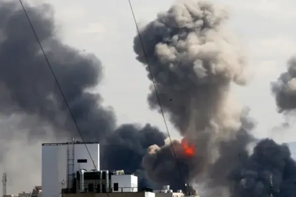 তেহরানে হামলার শিকার বহুতল ভবন থেকে উড়ছে ধোঁয়া।