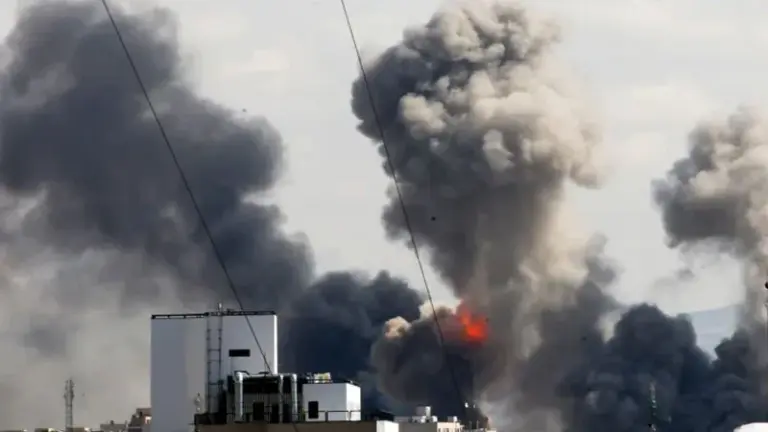 তেহরানে হামলার শিকার বহুতল ভবন থেকে উড়ছে ধোঁয়া।