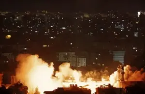 লেবাননে হামলার পর ঘটনাস্থলে জ্বলছে আগুন।