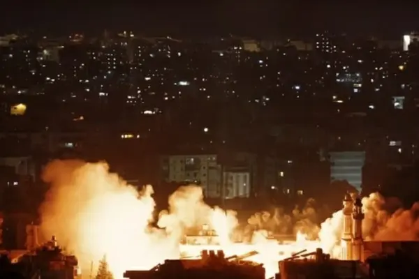 লেবাননে হামলার পর ঘটনাস্থলে জ্বলছে আগুন।