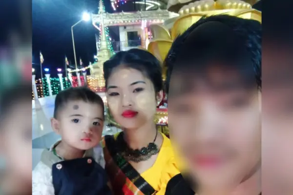 পারমেসিং মারমা ও তাঁর মেয়ে বৃষ্টি মারমা।