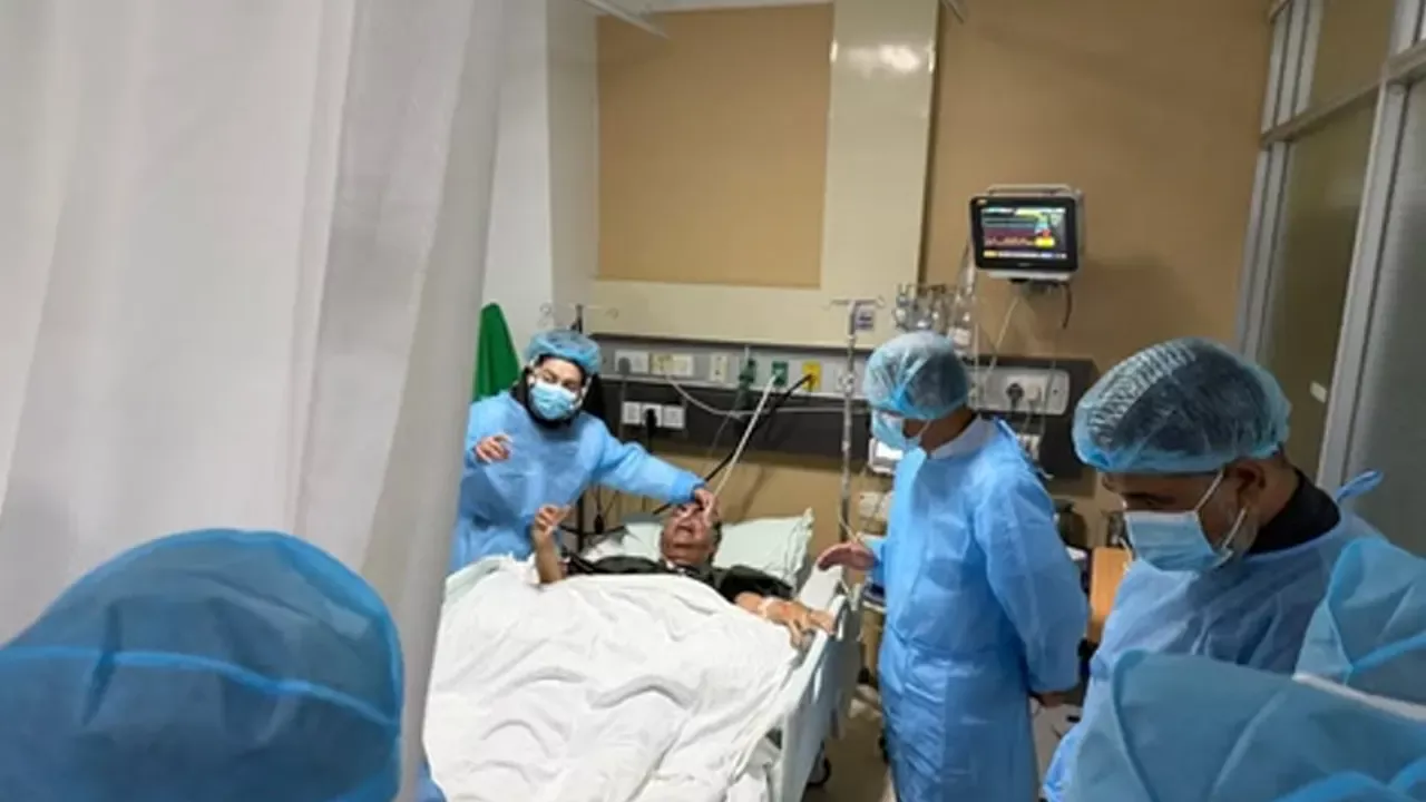 অপারেশন থিয়েটারে মির্জা আব্বাস।