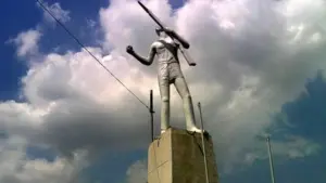 একজন বীর মুক্তিযোদ্ধার ভাস্কর্য।